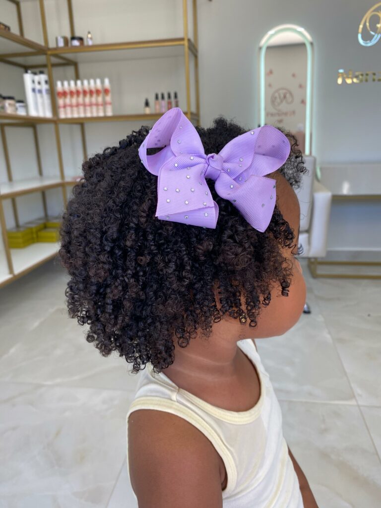 criança com cabelo cortado no salão Nanzuri em Jaboticatubas